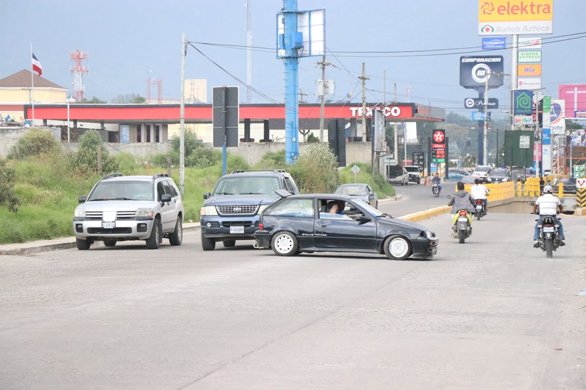 Automovilistas ponen en riesgo a otros al virar en U para ingresar en el viaducto de la avenida Las Américas, en la zona 9 de Xelajú. (Foto Prensa Libre: María José Longo)