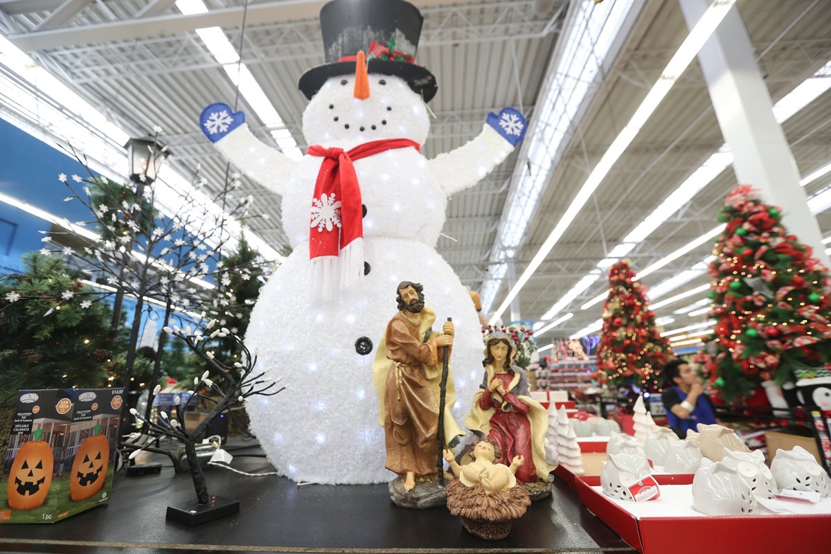 La innovación y diseños atraen a los clientes que se preparan para adquirir productos navideños en distintos establecimientos. (Foto Prensa Libre: Érick Ávila)