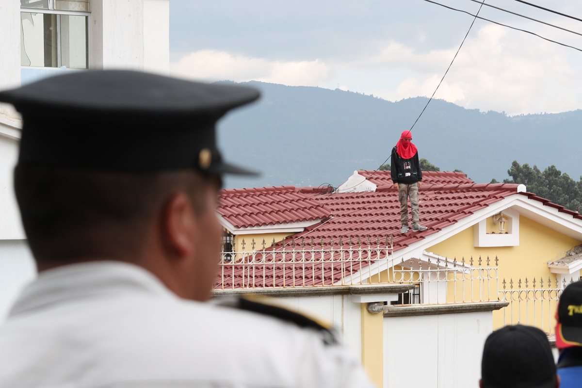 Tres adolescentes causaron destrozos en el Hogar de resguardo en la zona 9 de Quetzaltenango. (Foto Prensa Libre: Fred Rivera)