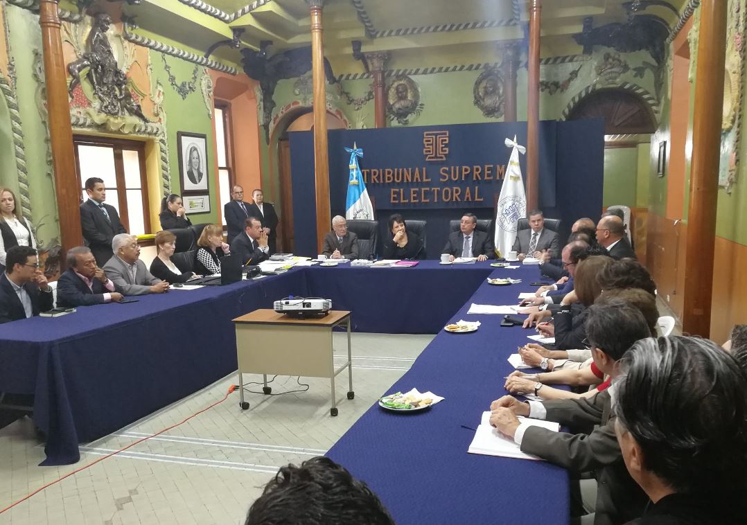 Representantes del Foro Guatemala en reunión con magistrados del TSE para coordinar campaña de divulgación sobre consulta popular del diferendo territorial con Belice. (Foto Prensa Libre: Urías Gamarro)