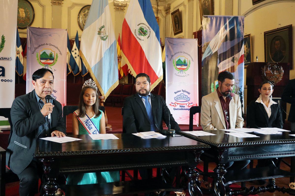 Un integrante de la comisión organizadora del certamen Niña Quetzaltenango 2017 explica las bases para participar en el certamen. (Foto Prensa Libre: Carlos Ventura)