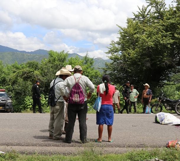 Familiares y amigos llegan a identificar a la víctima, quien murió arrollado. (Foto Prensa Libre: Mario Morales)
