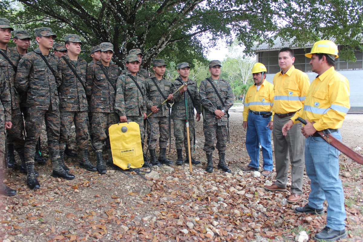 Efectivos del Ejército reciben preparación para responder ante incendios forestales en Petén. (Foto Prensa Libre: Rigoberto Escobar)