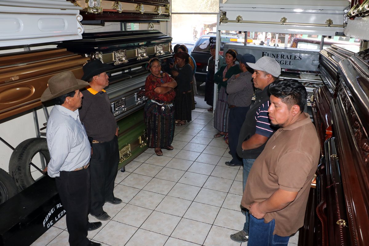 Familiares de María Ramona Chojolán Yac esperaban ayer el cuerpo de su pariente, en una funeraria de Xelajú. (Foto Prensa Libre: Carlos Ventura)