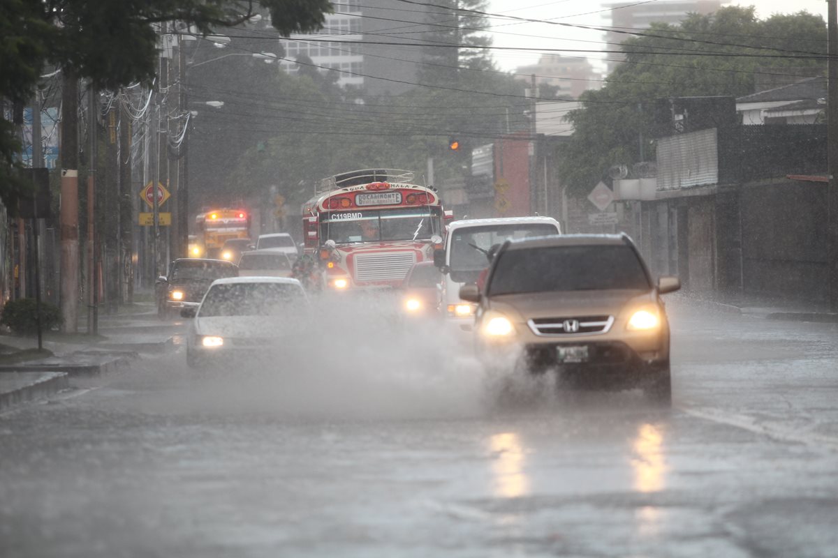 La lluvia es provocada por un ingreso de humedad de ambos litorales, según el Insivumeh. (Foto Prensa Libre: Hemeroteca PL)
