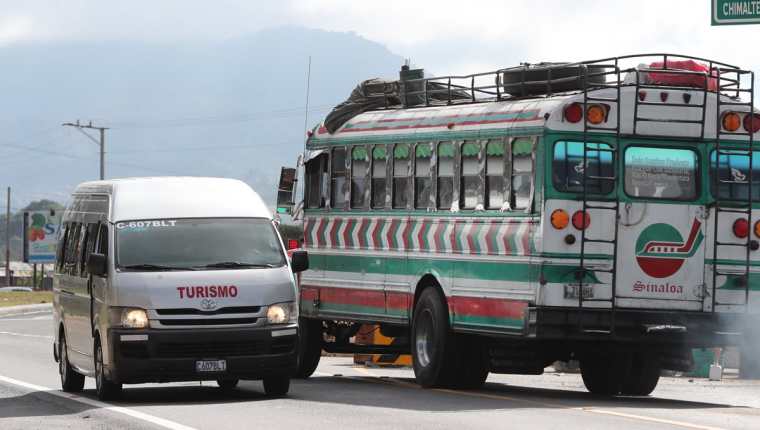Un bus extraurbano circula contra la vía en el kilómetro 50 de la ruta Interamericana, en El Tejar, Chimaltenango. (Foto Prensa Libre: César Pérez Marroquín)