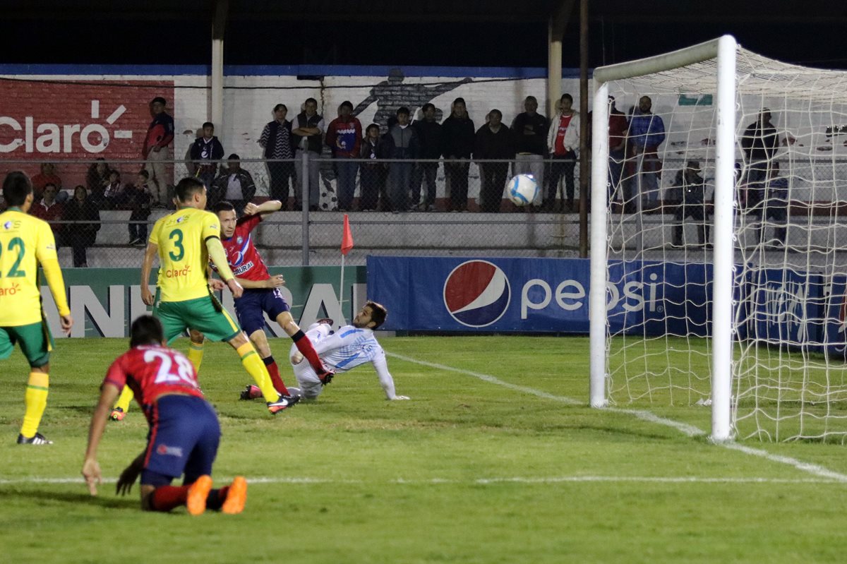 Xelajú MC aprovechó bien sus oportunidades de gol y derrotó a Guastatoya. (Foto Prensa Libre: Carlos Ventura)