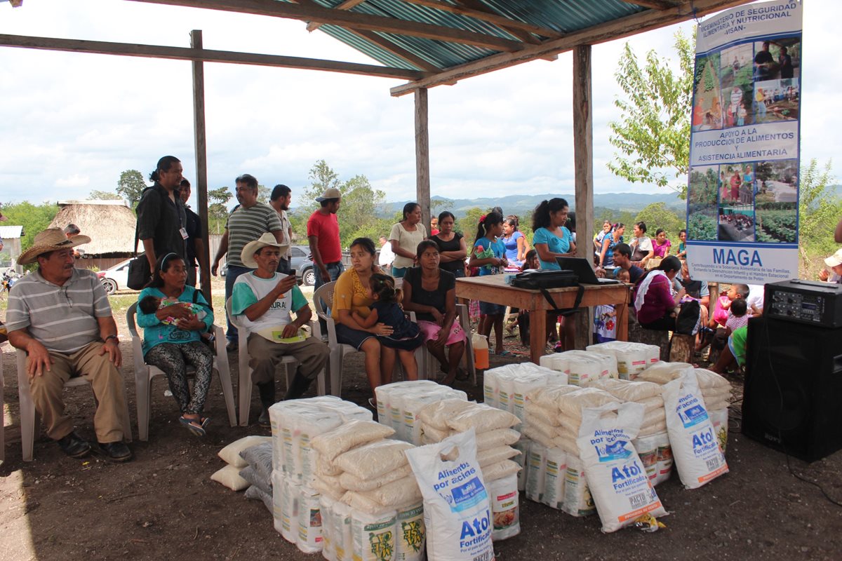Familias reubicadas en la comunidad El Triunfo La Esperanza, en Flores, Petén, reciben alimentos por parte del Gobierno. (Foto Prensa Libre: Rigoberto Escobar)