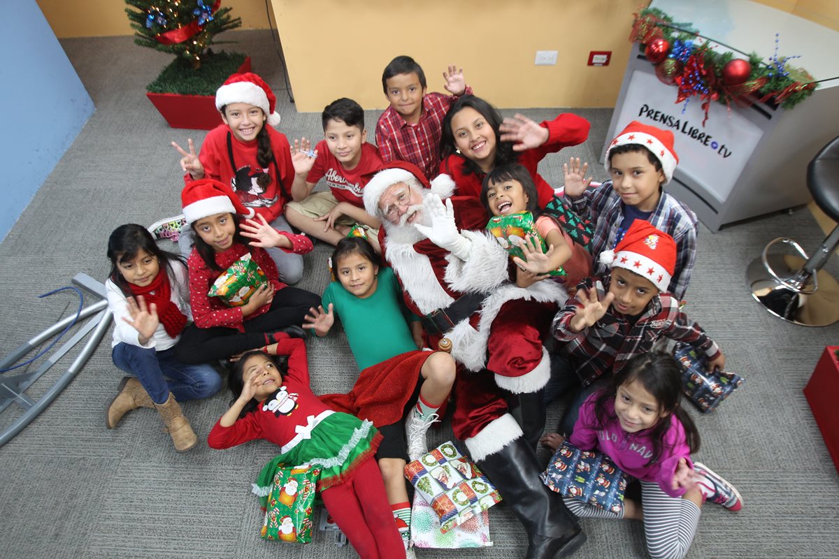 Doce niños y niñas de distintas edades visitaron la redacción de Prensa Libre y convivieron con Santa Claus, durante el programa en línea El Consultorio. (Foto Prensa Libre: Érick Ávila)