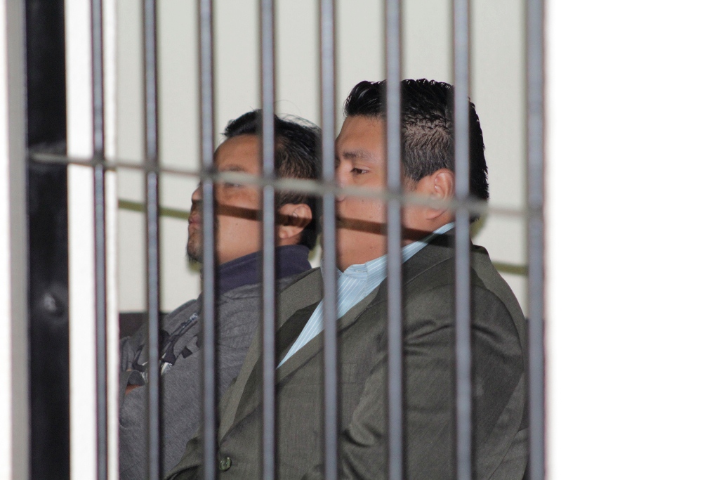 Los dos presuntos agresores que fueron absueltos en Quetzaltenango. (Foto Prensa Libre: María José Longo).