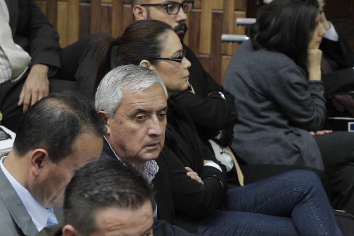 Otto Pérez Molina y Roxana Baldetti escuchan la imputación de la fiscalía en el tercer día de audiencia en la Sala de Vistas de la CSJ. (Foto Prensa Libre: Hemeroteca PL)
