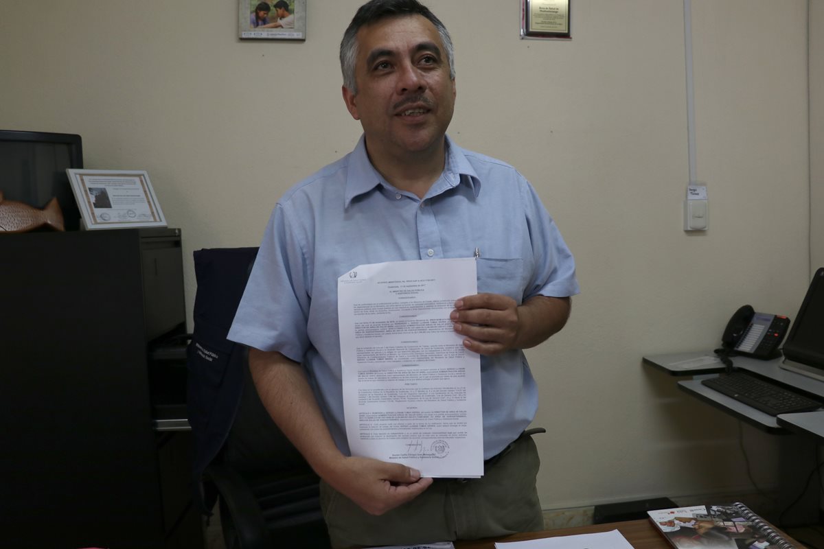 Sergio Tumax Sierra muestra el oficio en el cual fue notificado de su destitución. (Foto Prensa Libre: Mike Castillo)