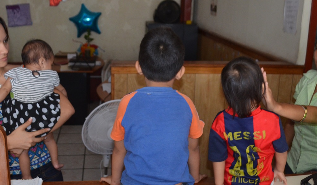 Los menores que fueron localizados en una vivienda de la cabecera de Retalhuleu. (Foto Prensa Libre: Jorge Tizol).