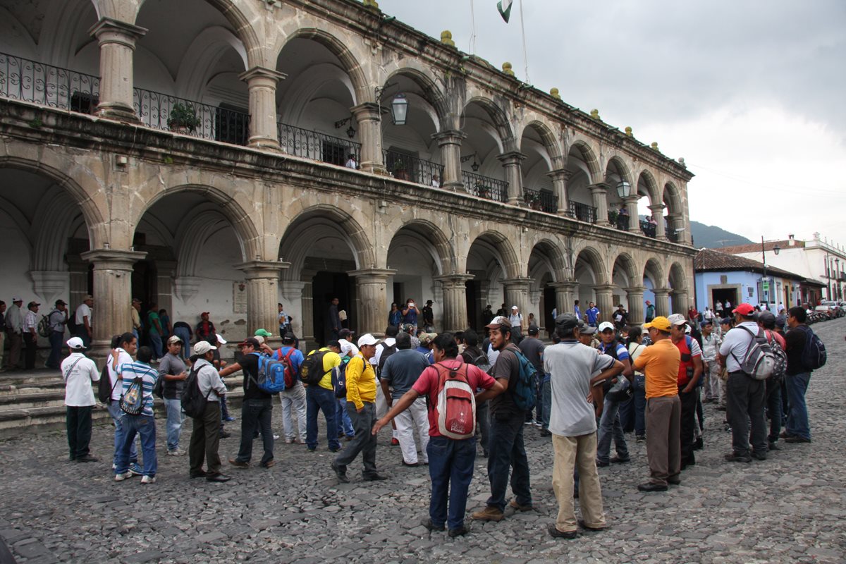 Trabajadores de la Municipalidad de Antigua Guatemala, Sacatepéquez, frente al edificio municipal. (Foto Prensa Libre: Renato Melgar)
