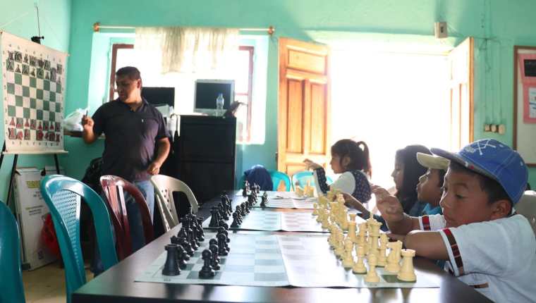 Las clases de ajedrez buscan impulsar la práctica de este deporte en niños y jóvenes de Cantel, Quetzaltenango. (Foto Prensa Libre: Raúl Juárez)