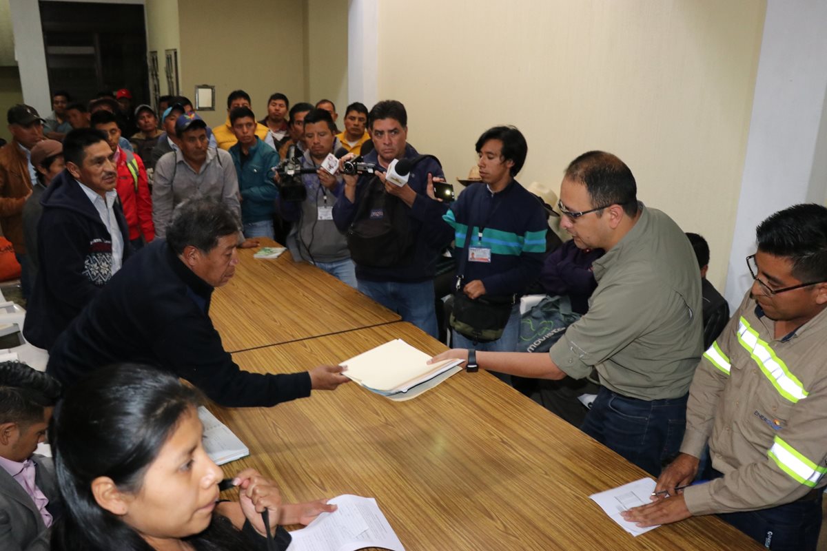 Decenas de vecinos asistieron a la reunión con representantes de Energuate en Patzité. (Foto Prensa Libre: Héctor Cordero)