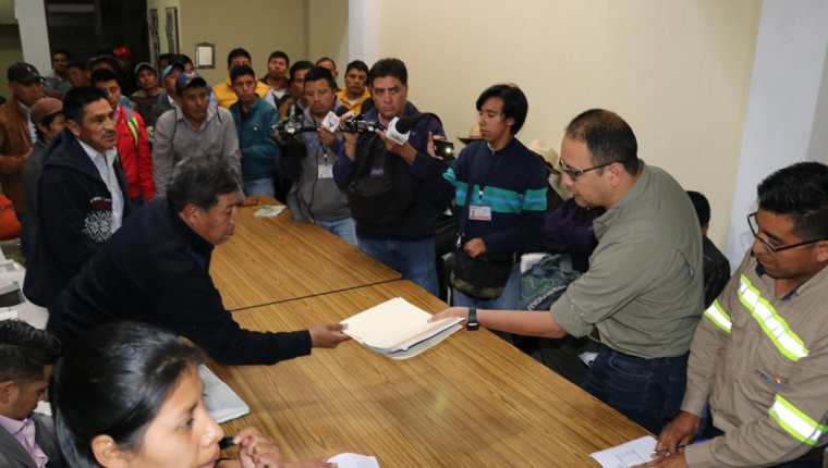 Decenas de vecinos asistieron a la reunión con representantes de Energuate en Patzité. (Foto Prensa Libre: Héctor Cordero)