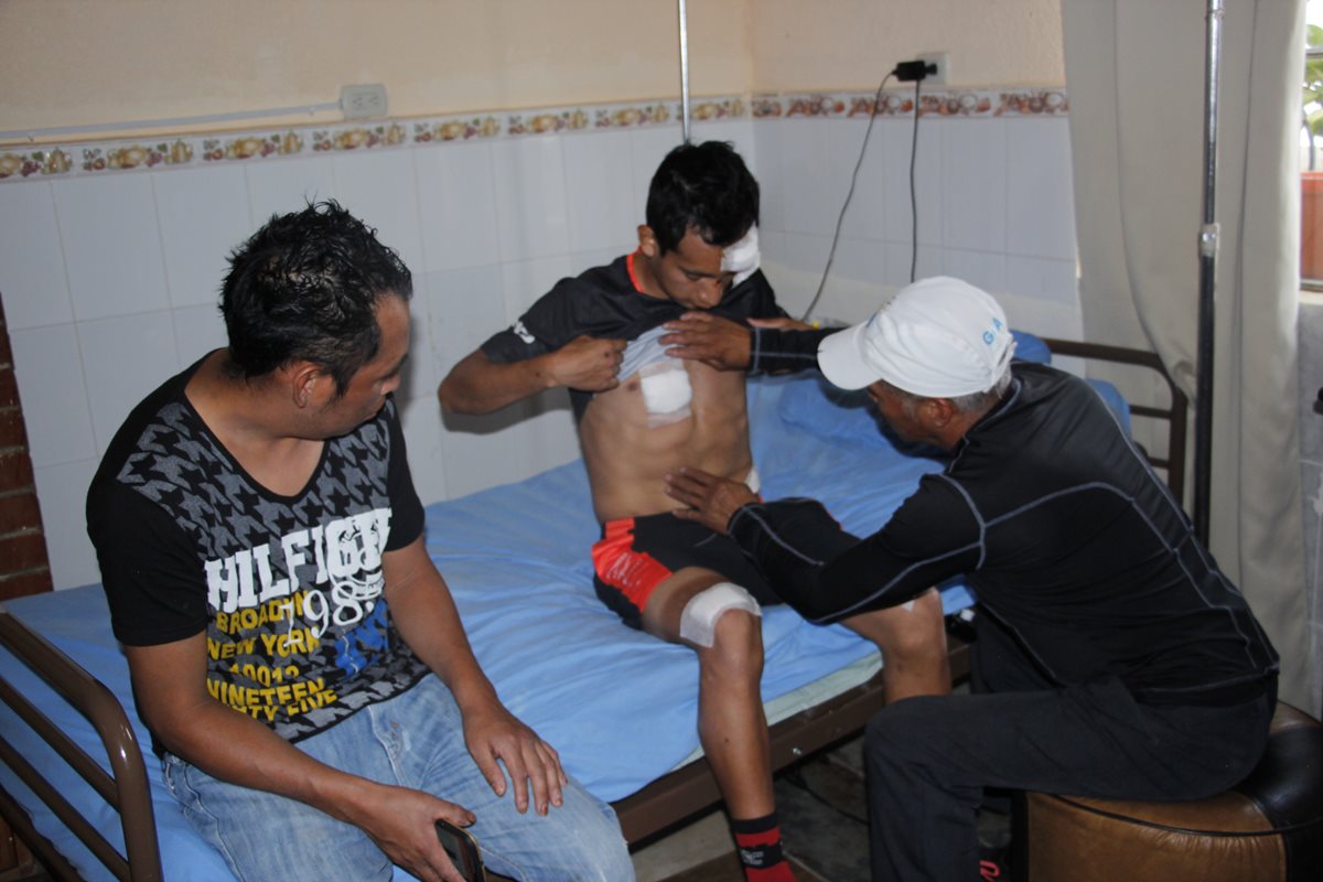 Celso, un hermano y Víctor, padre del atleta, muestran las heridas que sufrió el ciclista el viernes último, luego de haber sido atropellado junto a sus compañeros de equipo de ciclismo. (Foto Prensa Libre: Víctor Chamalé)