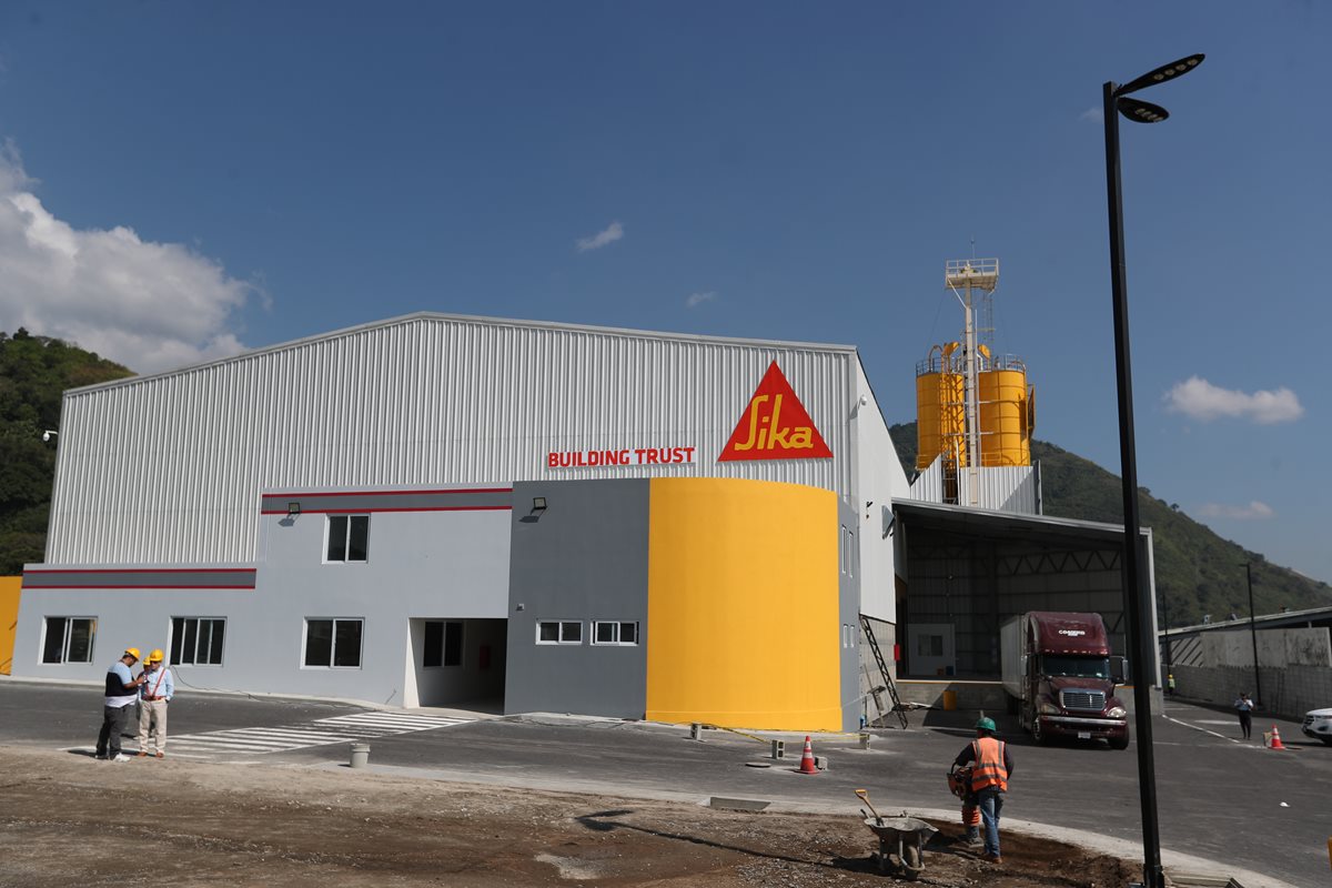 La planta de capital suizo producirá 3 líneas de productos para el sector construcción. Está ubicada en el Parque Industrial Michatoya, en Palín, Escuintla. (Foto Prensa Libre: Carlos Hernández).