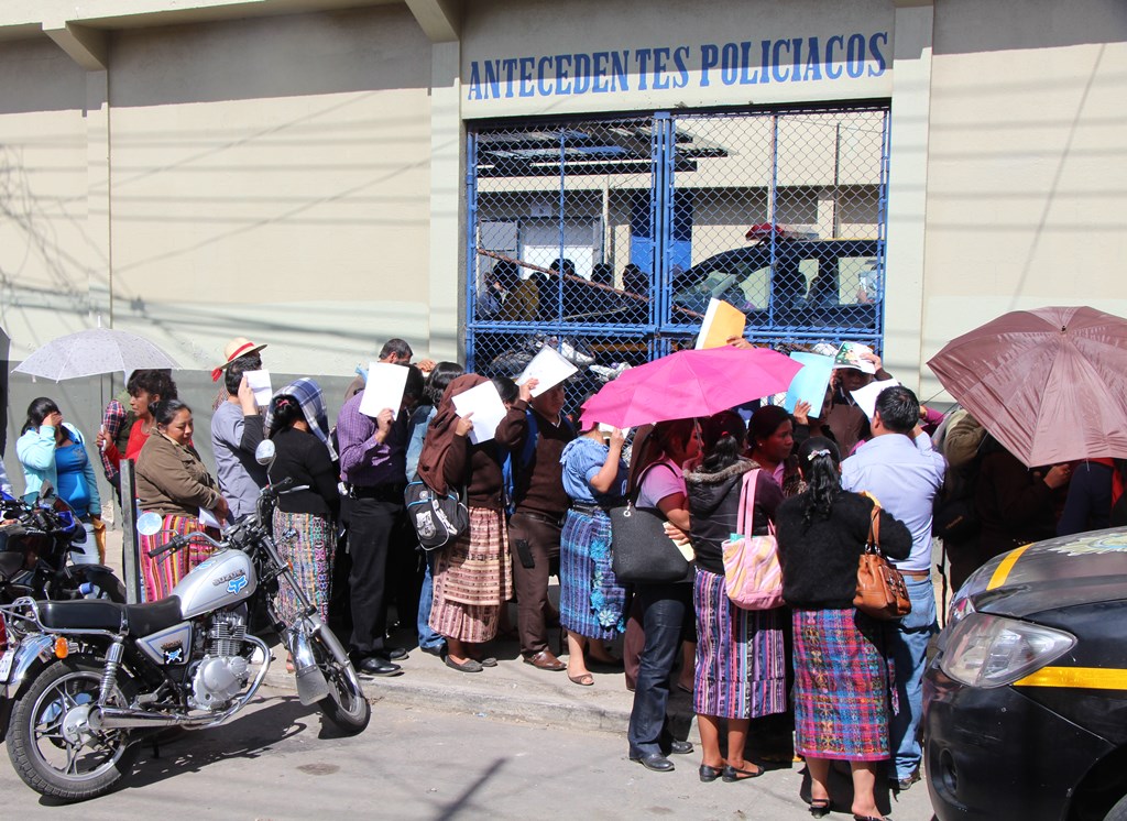 Ciudadanos esperan ser atendidos en oficina de la PNC, en Totonicapán. (Foto Prensa Libre: Édgar Domínguez).