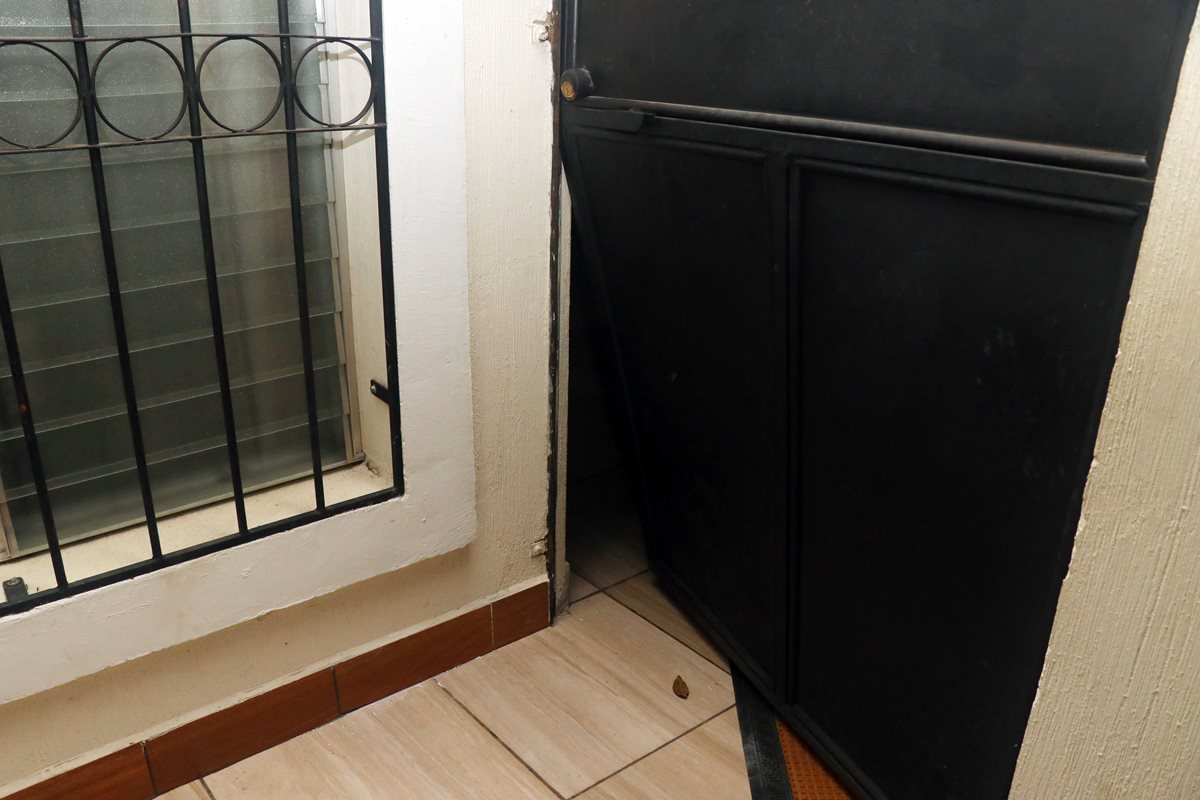Esta es la puerta de la iglesia que fue forzada por delincuentes. (Foto Prensa Libre: Rolando Miranda)