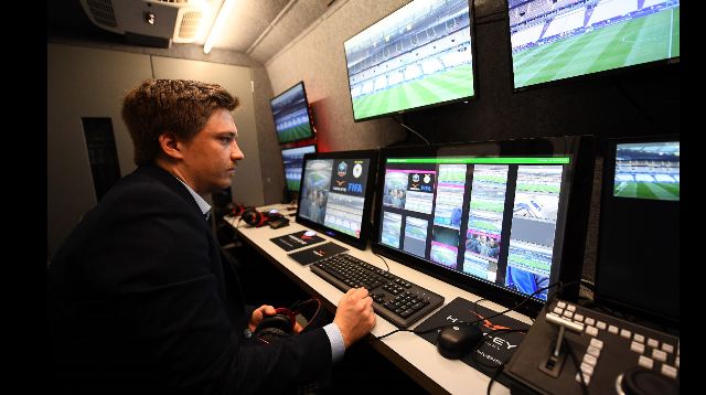 El videoarbitraje fue fundamental en el partido entre Francia y España. Con ese sistema se anuló un gol y se validó otro. (Foto Prensa Libre: AFP)
