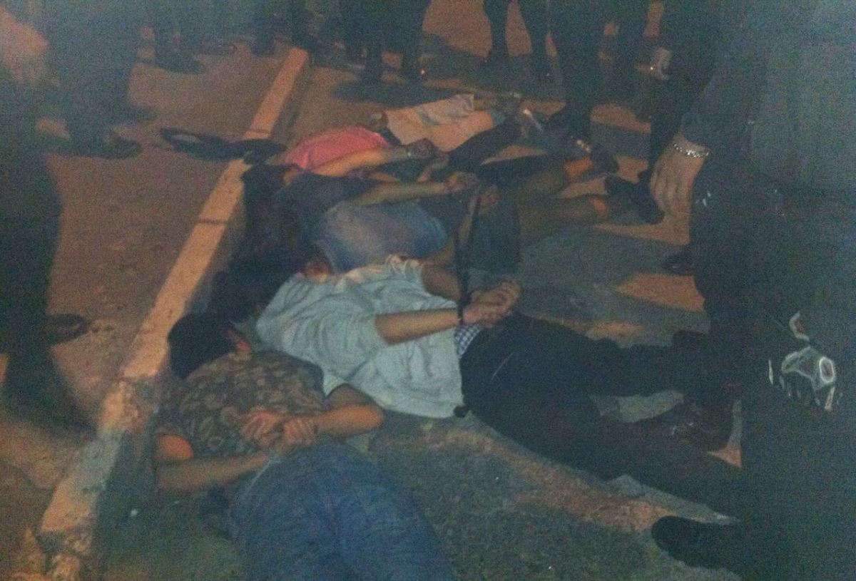 Varios capturados, entre ellos menores de edad, luego de persecución policial en Barrio Moderno de la Zona 2. (Foto Prensa Libre: José Orellana, Guatevisión)