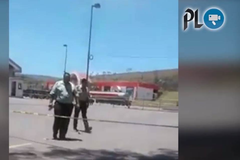 Dos agentes de seguridad beliceños son grabados cuando intimidan a un grupo de guatemaltecos en la zona de adyacencia. (Foto Prensa Libre: Rigoberto Escobar)