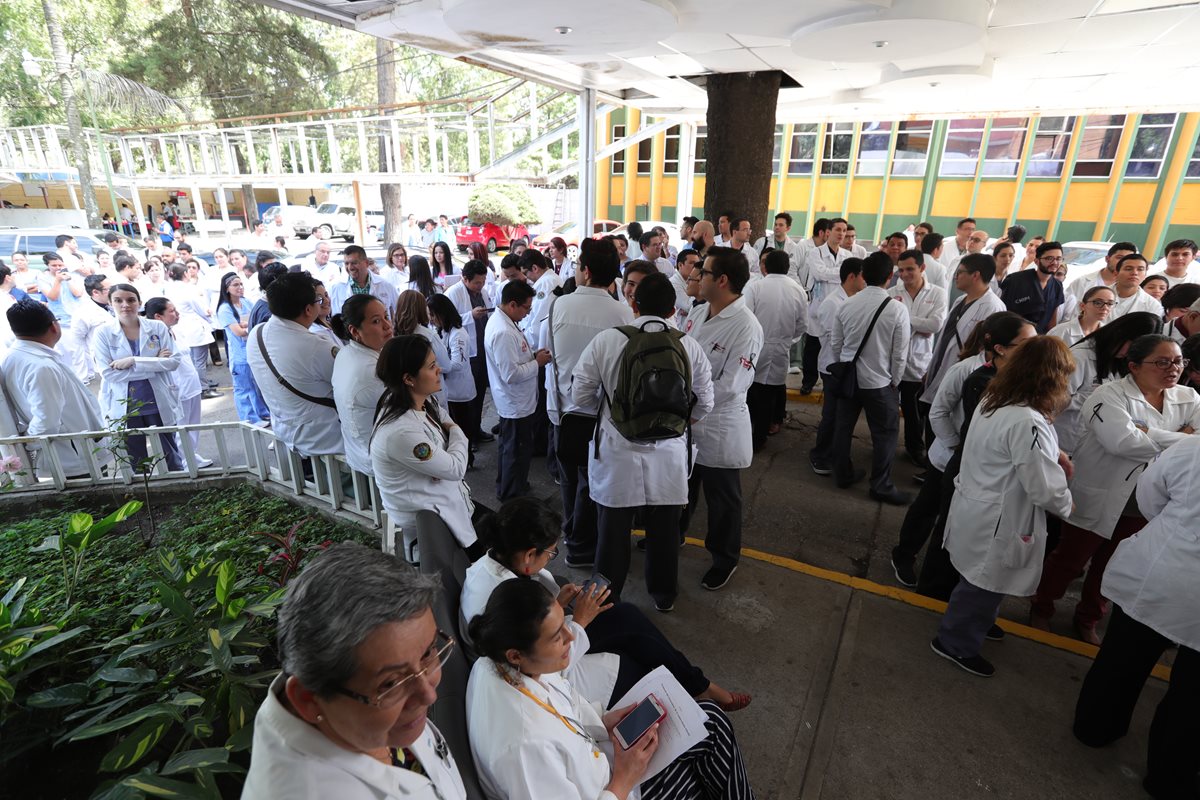 Médicos del Hospital Roosevelt anunciaron que solo atenderán en el área de emergencia. (Foto Prensa Libre: Estuardo Paredes)