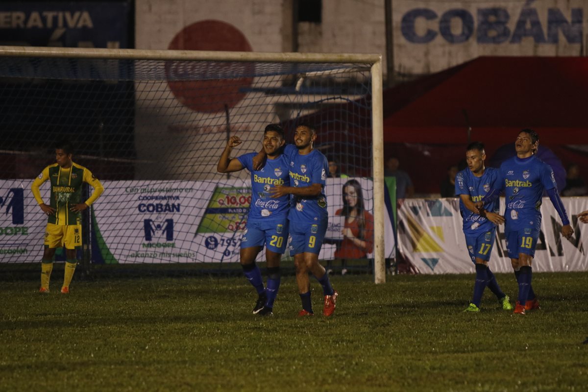 Víctor Guay anotó el 4-2 final en el partido Cobán Imperial - Petapa. (Foto Prensa Libre: Eduardo Sam)