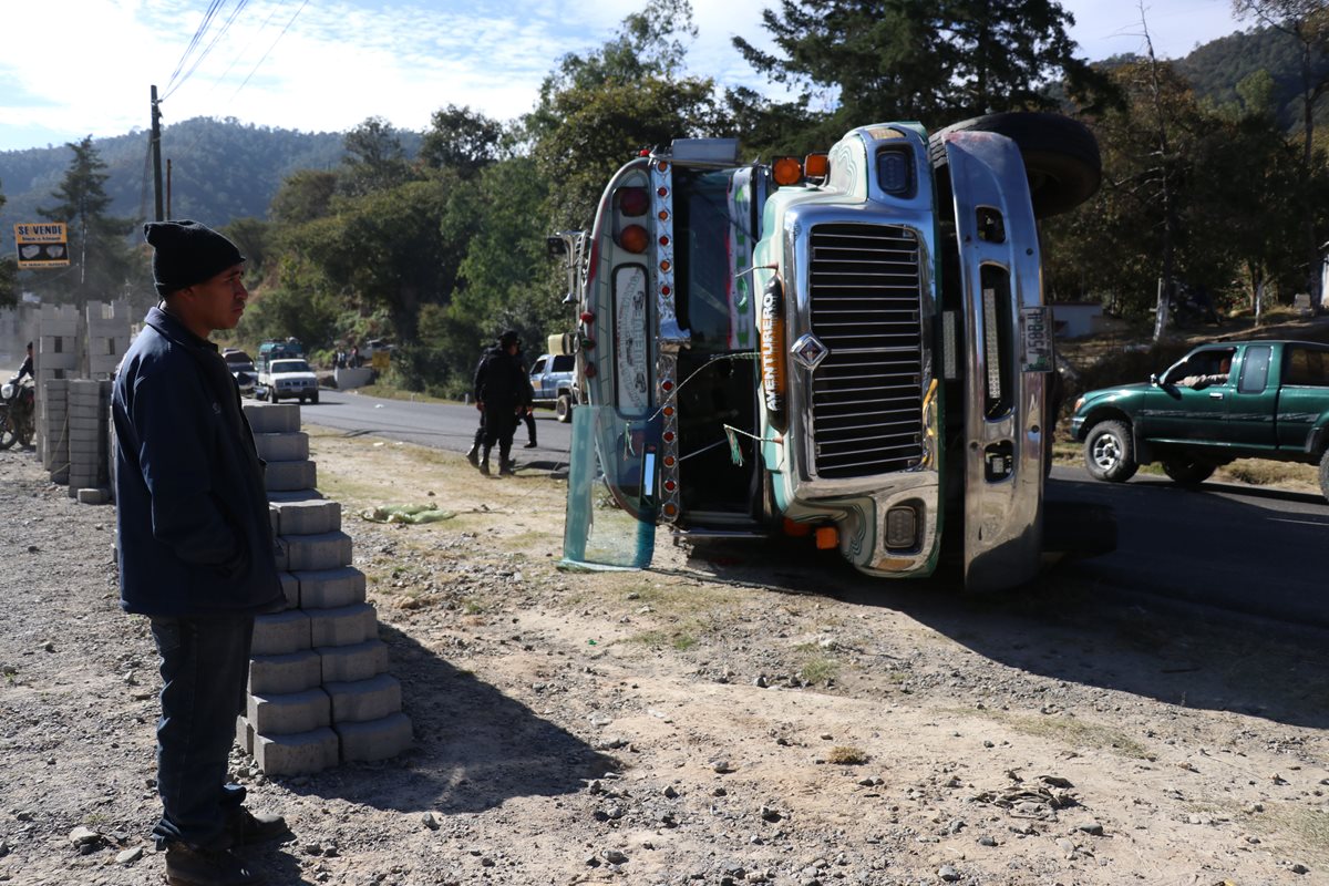 El bus extraurbano chocó y volcó en el puente Arroyo, en Huehuetenango. (Foto Prensa Libre: Mike Castillo)