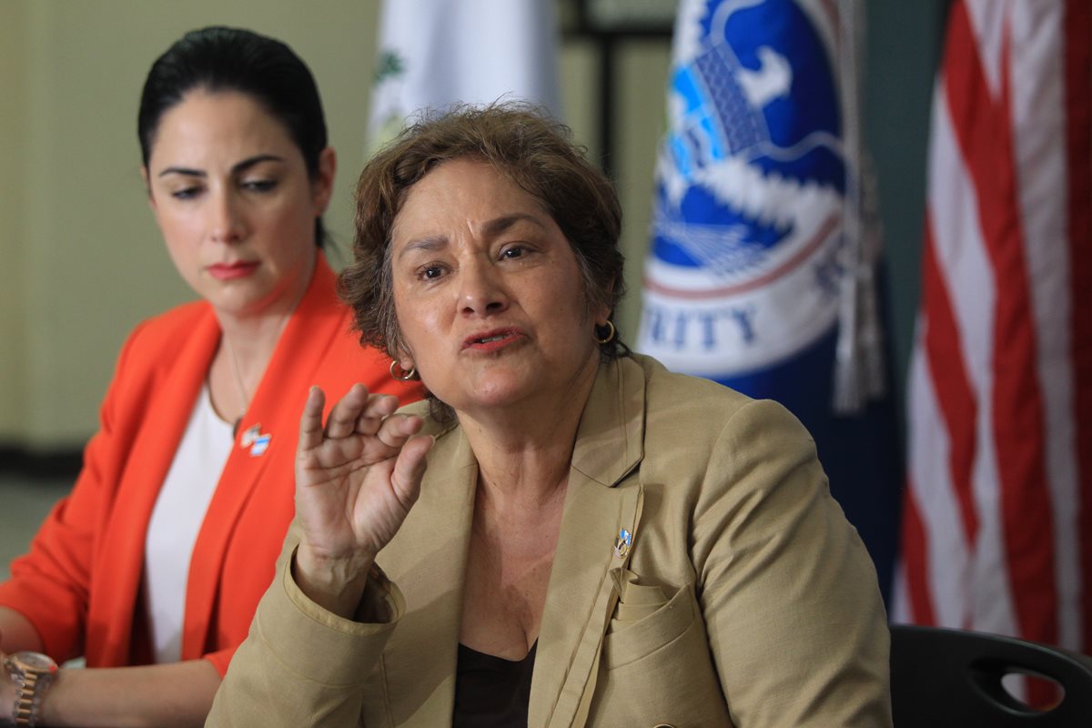 La directora de ICE, Sarah Saldaña, acompañada de la directora de asuntos públicos, Bárbara González, durante su visita a Guatemala. (Foto prensa Libre: Esbin García)