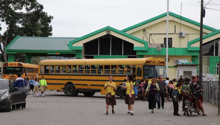 Estudiantes de Petén viajan cinco días a la semana a Belice, con el fin de aprender el idioma de aquel país. (Foto Prensa Libre: Rigoberto Escobar).