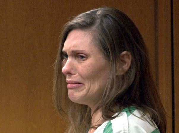 Katherine Schubert frente al jurado se disculpa por haber golpeado brutalmente a su abuela de 94 años, hecho que le provocó la muerte. (Foto Prensa Libre: AP).