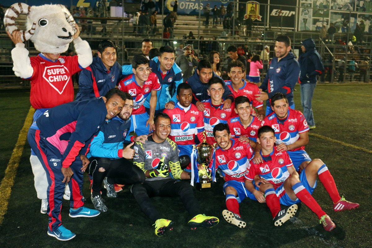 Los jugadores de Xelajú posan con la Copa Interligas que ganaron en las canchas de Profutbol frente a Suchitepéquez. (Foto Prensa Libre: Carlos Ventura)