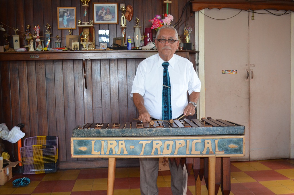 Eduardo Alfredo Sologaistoa Luarca aún conserva una de las marimbas del conjunto Lira Musical, que fundó en 1962. (Foto Prensa Libre: Jorge Tizol).