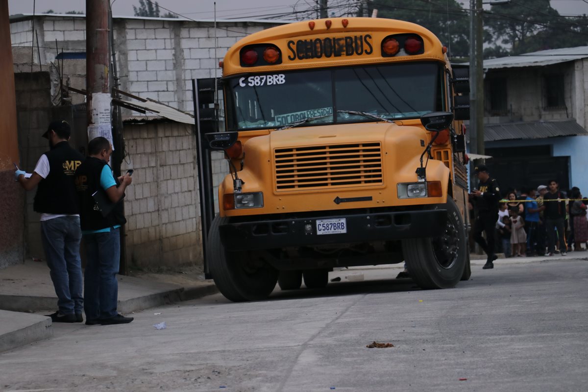 Bus en el que se registró el ataque en la cabecera de Chimaltenango. (Foto Prensa Libre).