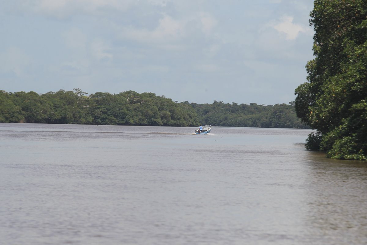 El río Sarstún es actualmente el límite entre Belice y Guatemala. En él se han dado varios conflictos entre soldados. (Foto Prensa Libre: Estuardo Paredes)