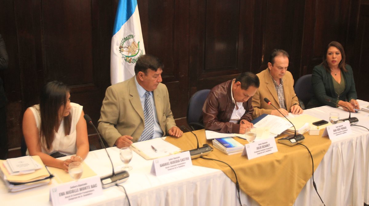 La comisión pesquisidora de Jimmy Morales, durante la última sesión de trabajo antes de entregar el informe. (Foto Prensa Libre: Hemeroteca PL)