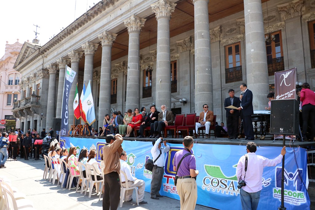 La celebración de la fundación de Xela se llevó a cabo frente a la municipalidad. (Foto Prensa Libre: Carlos Ventura).