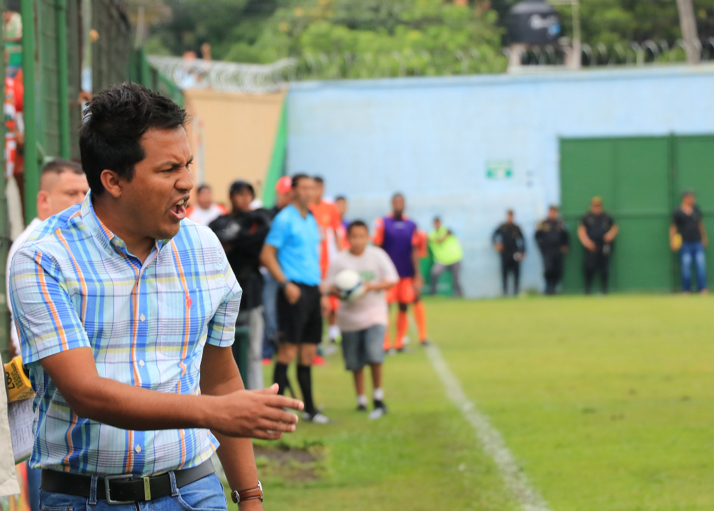 El técnico guatemalteco Amarini Villatoro espera que su equipo clasifique directo a semifinales en el Apertura 2018. (Foto Prensa Libre: Carlos Paredes)