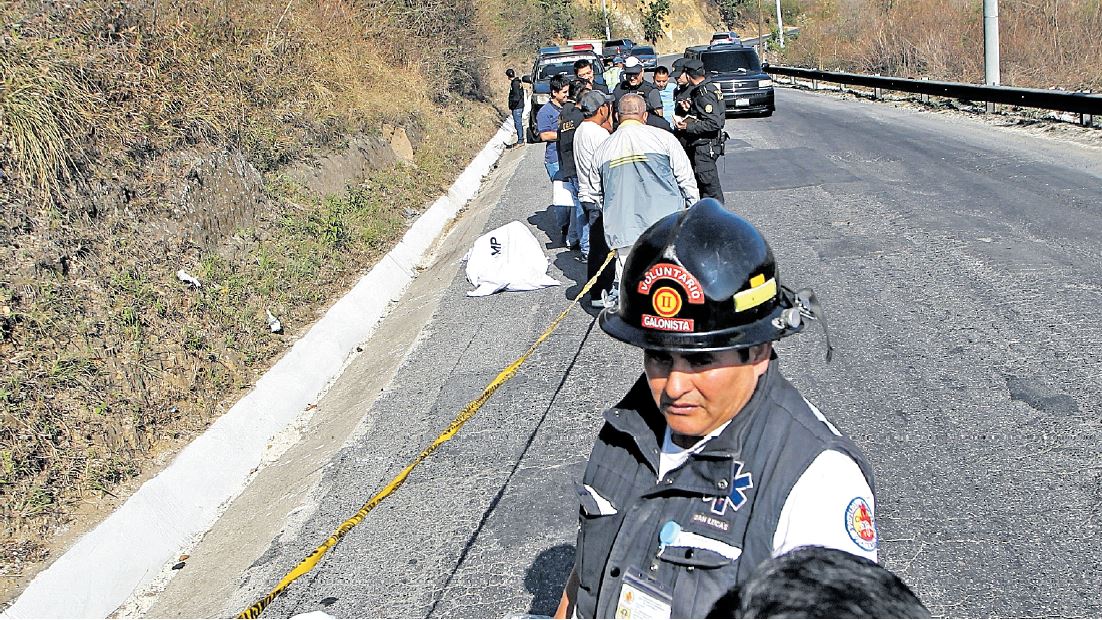 En menos de un mes, en la ruta de Bárcenas, Villa Nueva, a Milpas Altas, Sacatepéquez, fueron abandonados los restos de tres mujeres, según reporte de los Bomberos Departamentales y Voluntarios. (Foto Prensa Libre: Hemeroteca PL)
