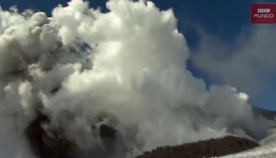 Una erupción en el volcán Etna causó heridas y susto a periodistas de la BBC y turistas. (Foto Prensa Libre: BBC)