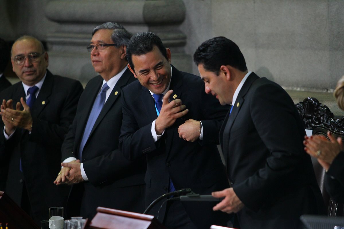 El mandatario, Jimmy Morales, y el presidente del Congreso, Óscar Chinchilla, sonríen durante la sesión solemne donde Morales presentó su informe de Gobierno. (Foto Prensa Libre: Hemeroteca PL)