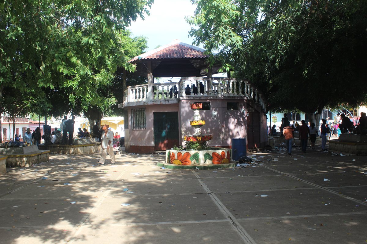 Parque central de Conguaco, municipio donde se registró el atraco a la unidad de transporte. (Foto Prensa Libre: Óscar González).