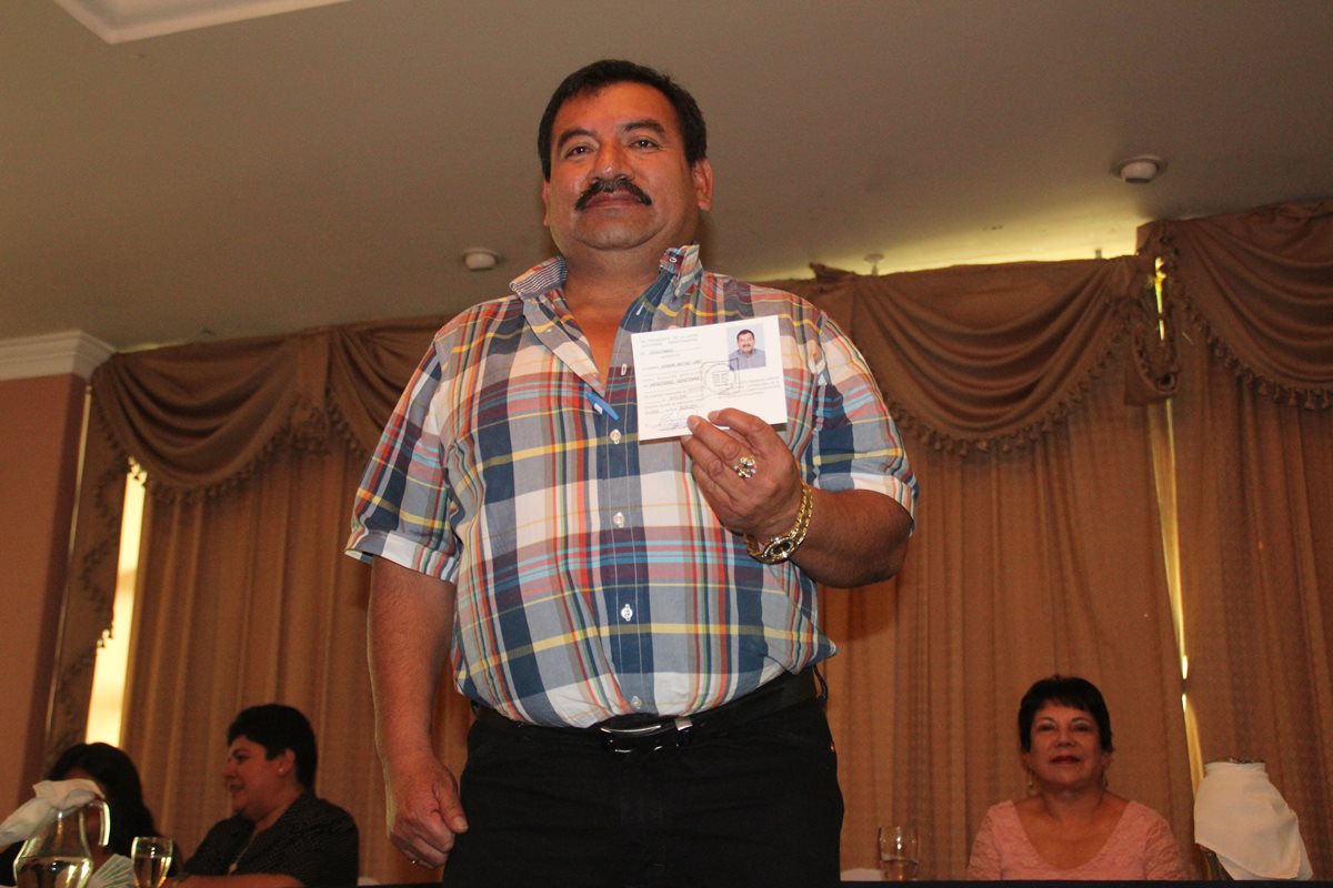 Gerónimo Martínez, muestra su credencial como alcalde, al ganar las elecciones en el 2015. (Foto Prensa Libre: Mike Castillo).