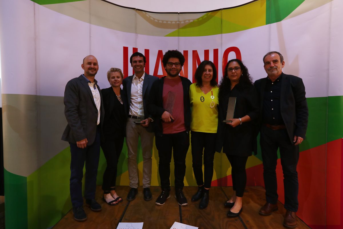Los curadores de Juannio 2018 junto a los ganadores de este año. Dos de ellos son guatemaltecos. (Foto Prensa Libre: Anna Lucía Ibarra).
