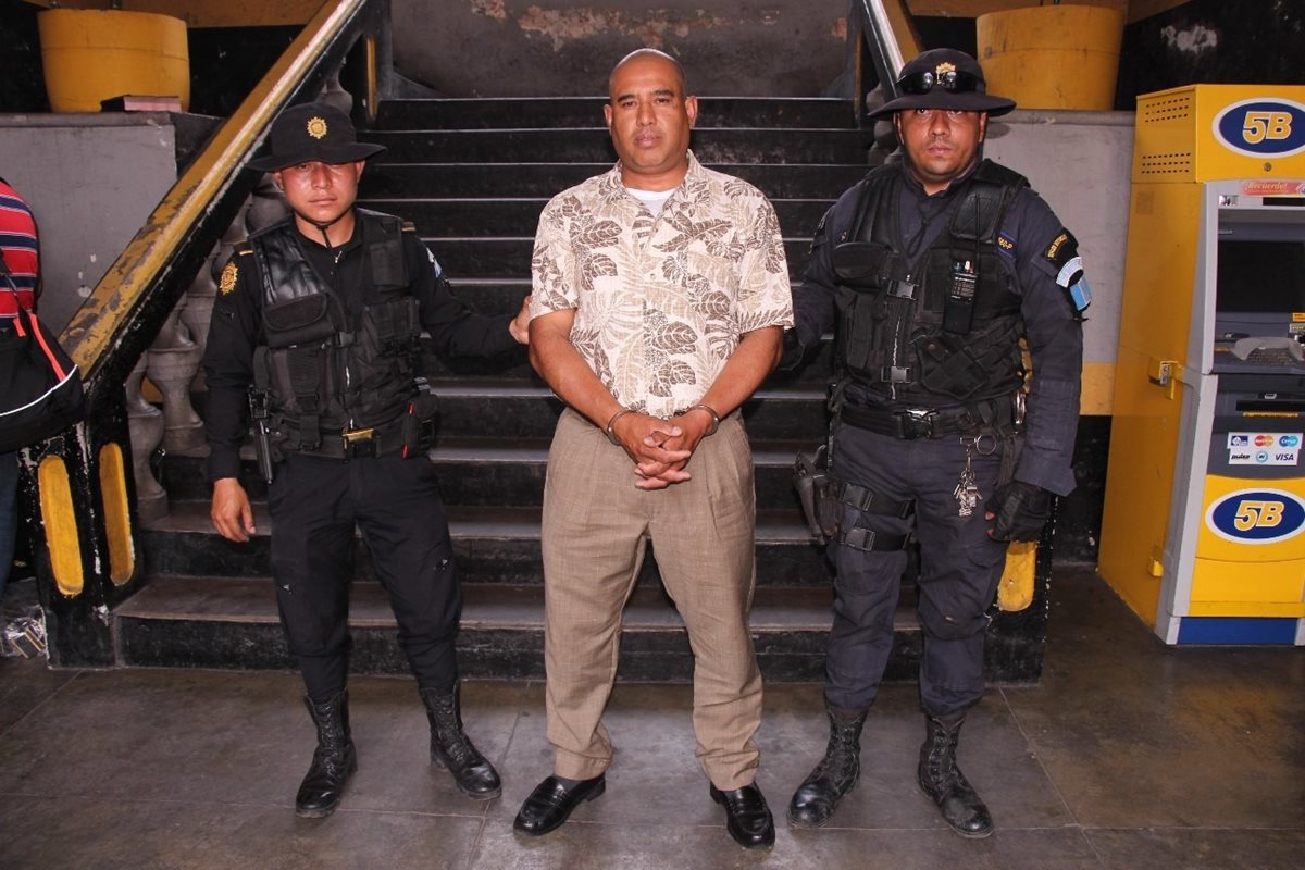 Agentes de la PNC en Escuintla trasladan a Édgar Quevedo Meléndez a un juzgado. (Foto Prensa Libre: PNC)