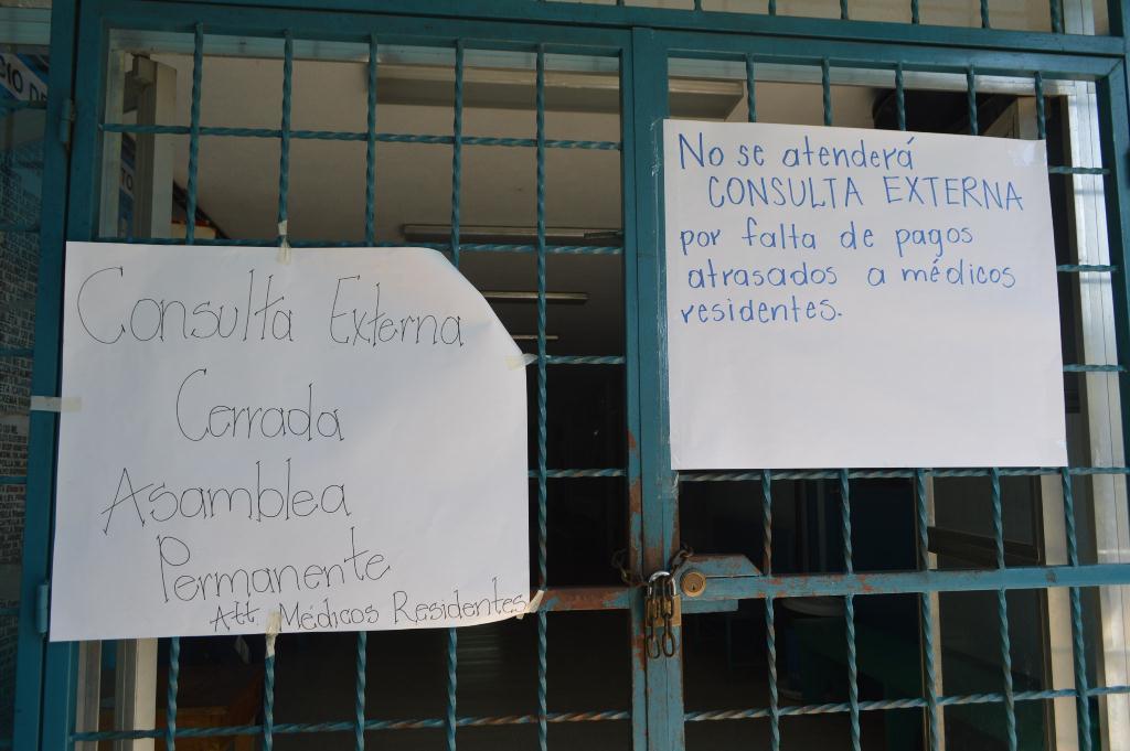 Rótulos informan de la protesta de médicos en el Hospital Regional de Cuilapa, Santa Rosa. (Foto Prensa Libre: Oswaldo Cardona).