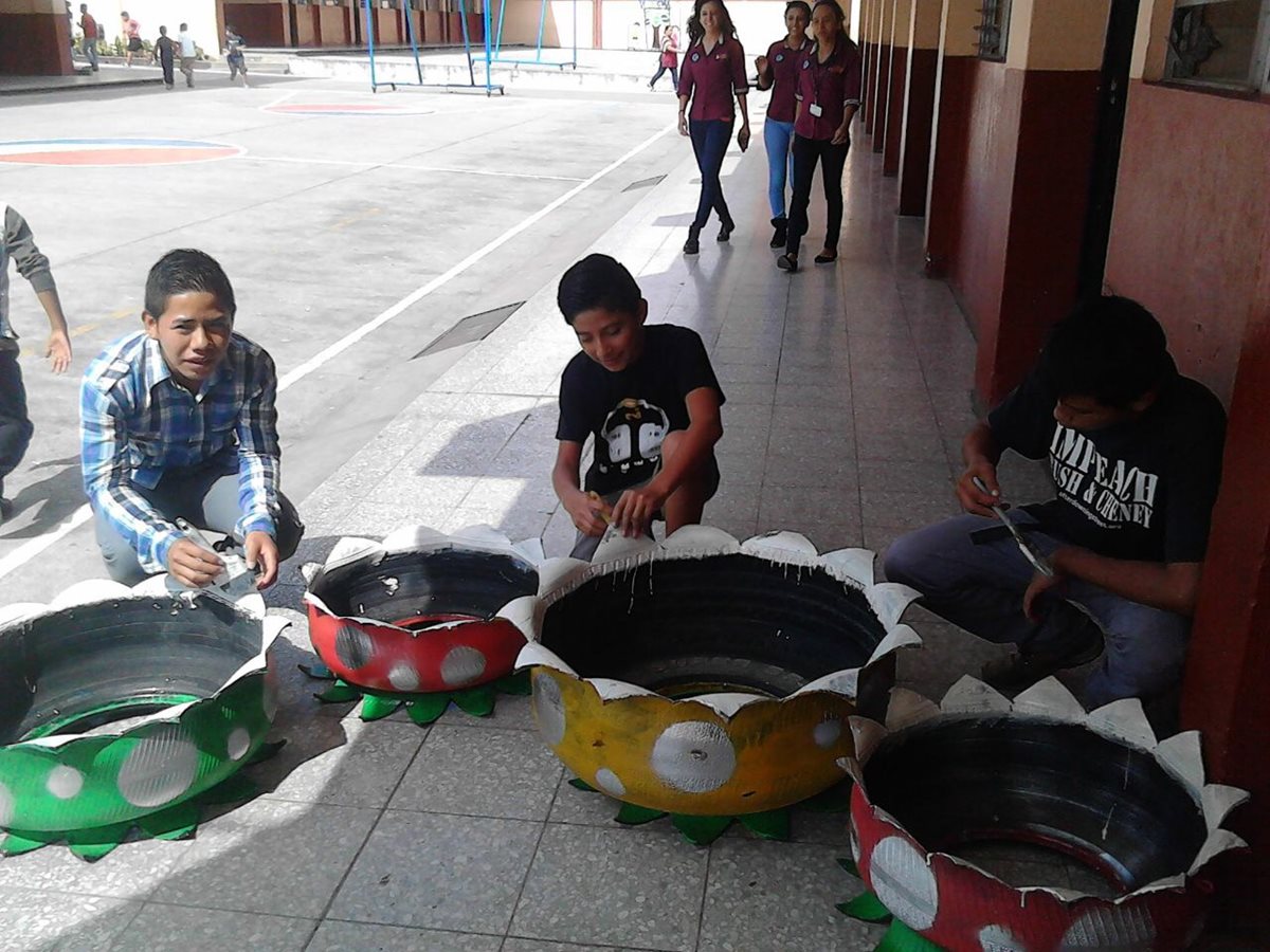 Estudiantes de la Escuela para Varones Salvador de Oliva, jornada vespertina, en Cobán, Alta Verapaz, elaboran maceteros con llantas recicladas. (Foto Prensa Libre: Eduardo Sam)